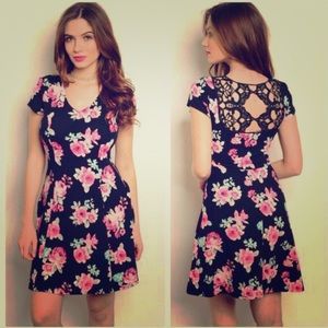 Beautiful Black Floral Dress!!💙